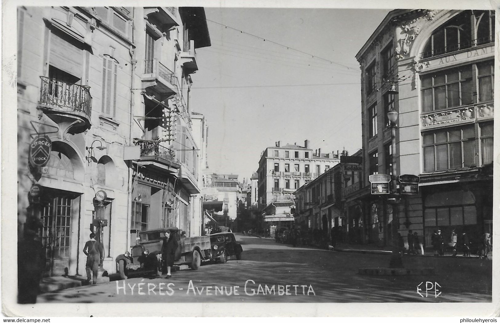 CPA 83 HYERES Av. Gambetta Station Essence Esso A Gauche - Hyeres