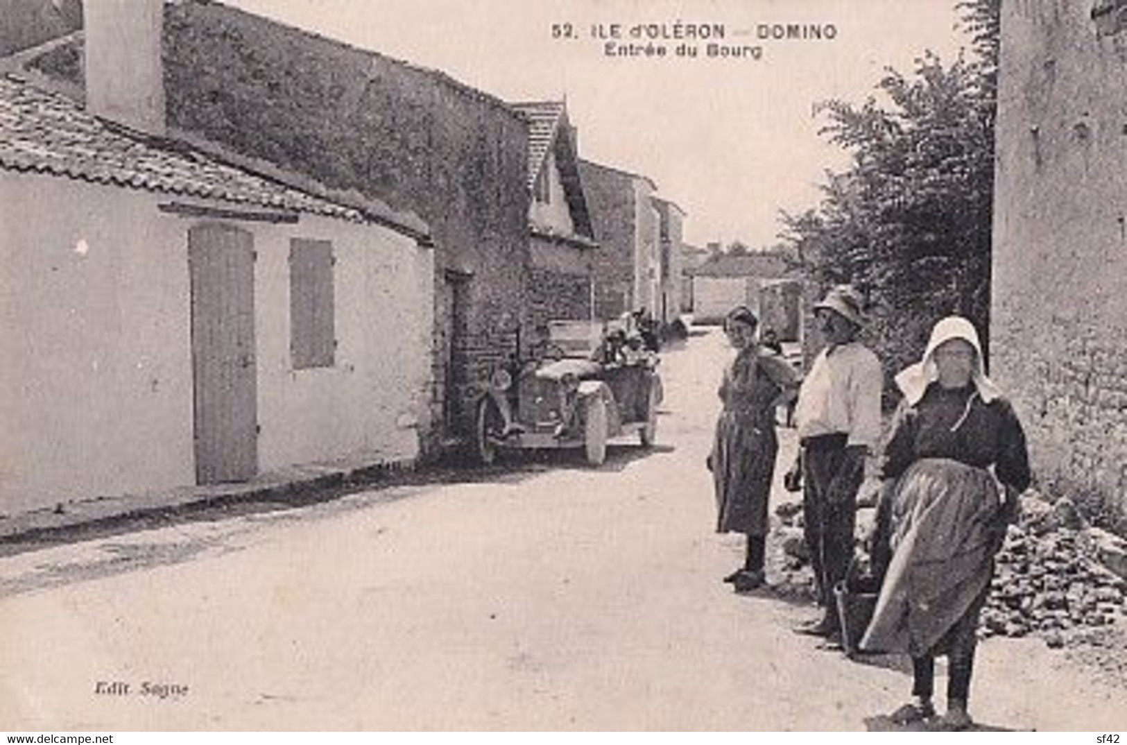 ILE D OLERON                    DOMINO              ENTREE DU BOURG .  UNE AUTOMOBILE EN GP - Ile D'Oléron