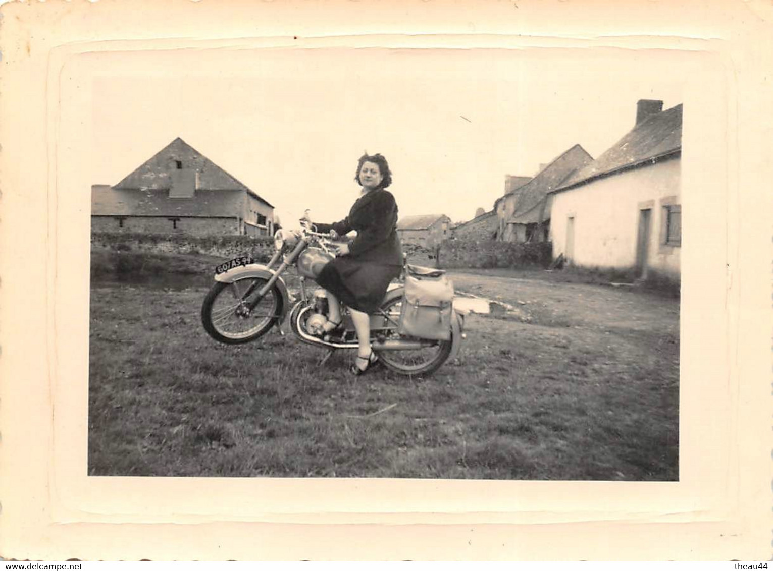 ¤¤  -  Cliché D'une Femme Sur 1 Moto Dans La Cour D'une Ferme   -  Motards  -  Voir Description   -  ¤¤ - Motorbikes