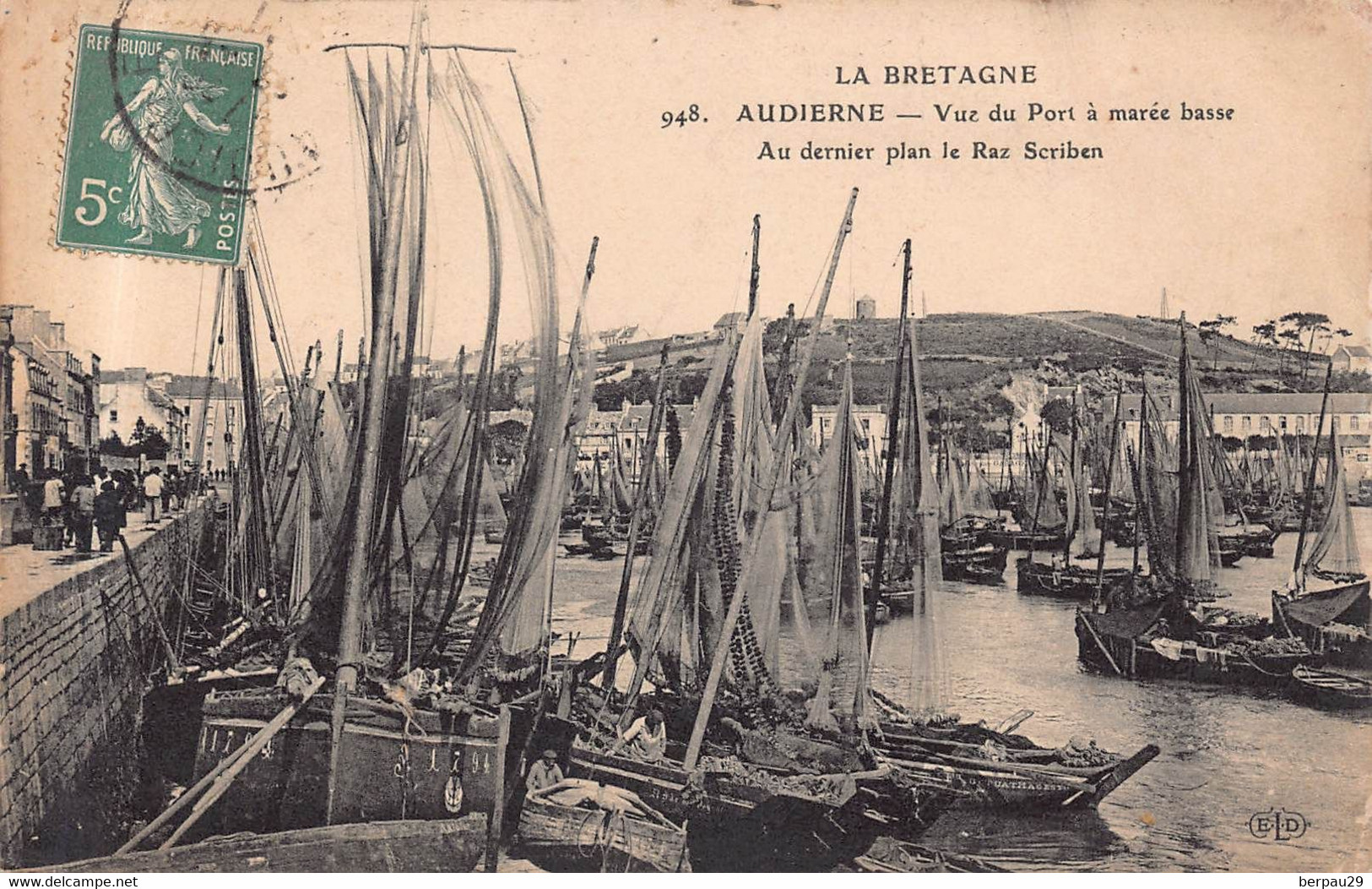 AUDIERNE - Vue Du Port à Marée Basse - Au Dermier Plan Le Raz Scriben ( ELD 948 ) - Audierne