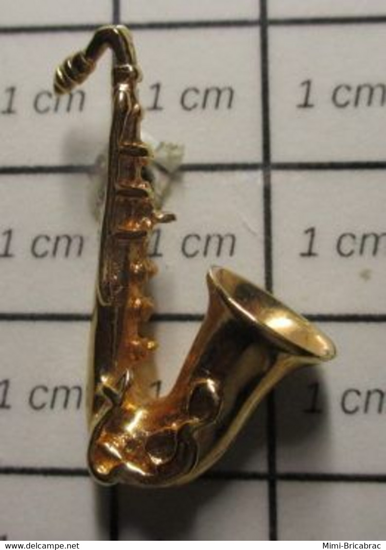 3519 Pin's Pins / Beau Et Rare / THEME : MUSIQUE / Comme Un Bijou SAXOPHONE METAL JAUNE EN RELIEF - Musique