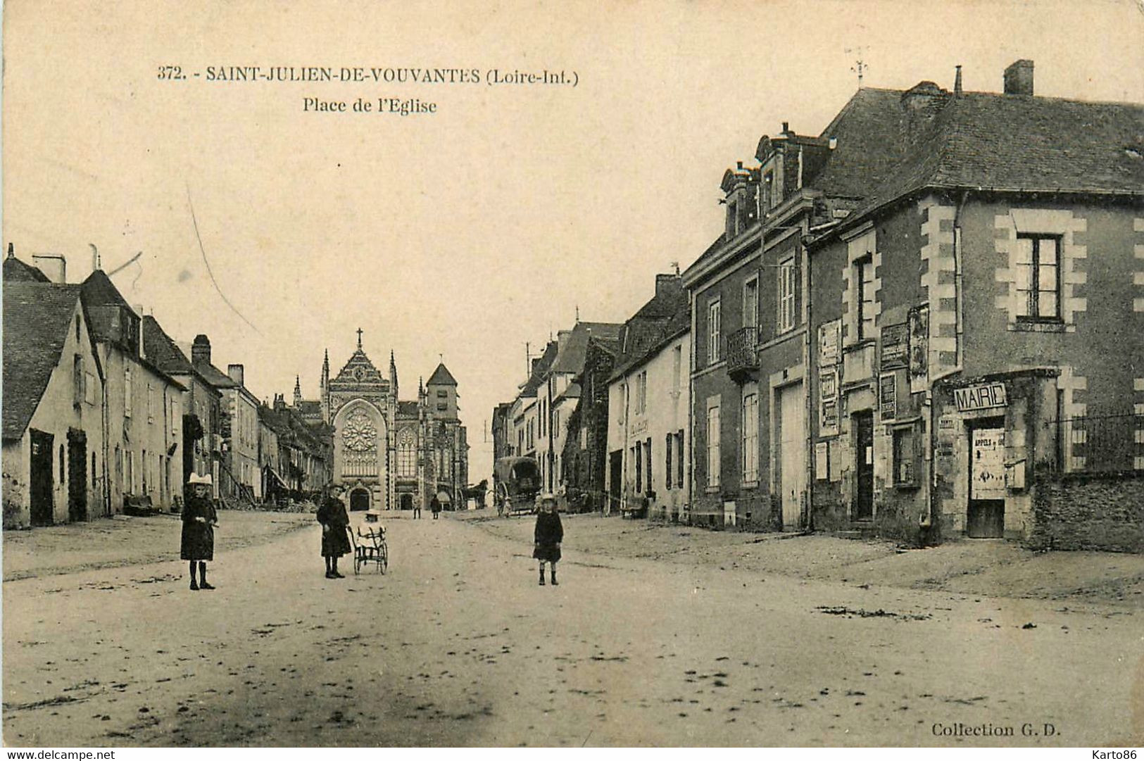 St Julien De Vouvantes * La Place De L'église * La Mairie - Saint Julien De Vouvantes