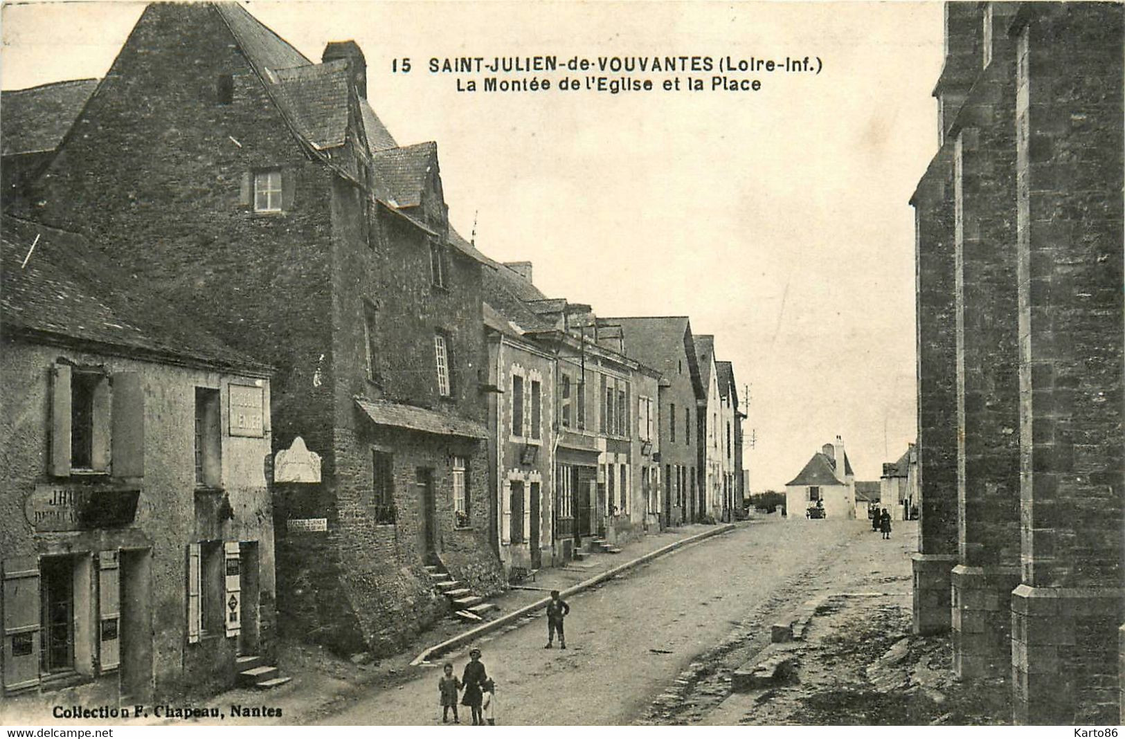 St Julien De Vouvantes * La Montée De L'église Et La Place Du Village * Débitant - Saint Julien De Vouvantes