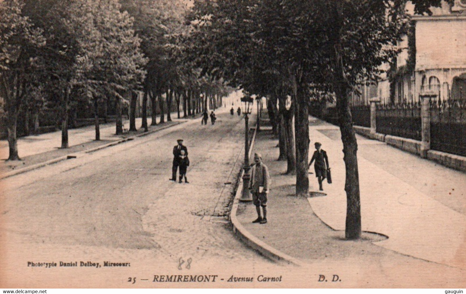 CPA - REMIREMONT - Avenue Carnot ... Edition D.D - Remiremont