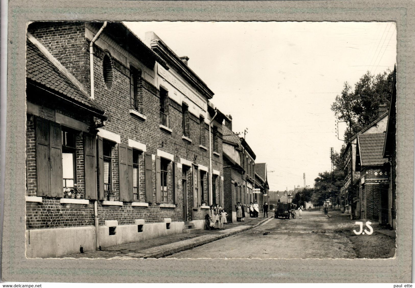 CPSM Dentelée - (62) BERTINCOURT - Aspect De La Gendarmerie Dans La Rue Georges-Clemenceau Dans Les Années 50 - Bertincourt