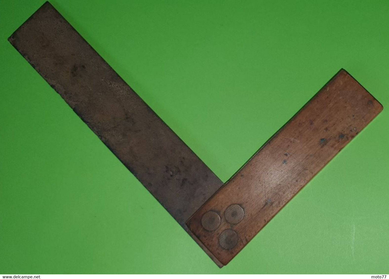 Ancien OUTIL spécial - ÉQUERRE - bois , acier et 3 axes laiton - "Laissé dans son jus"- vers 1920 1950