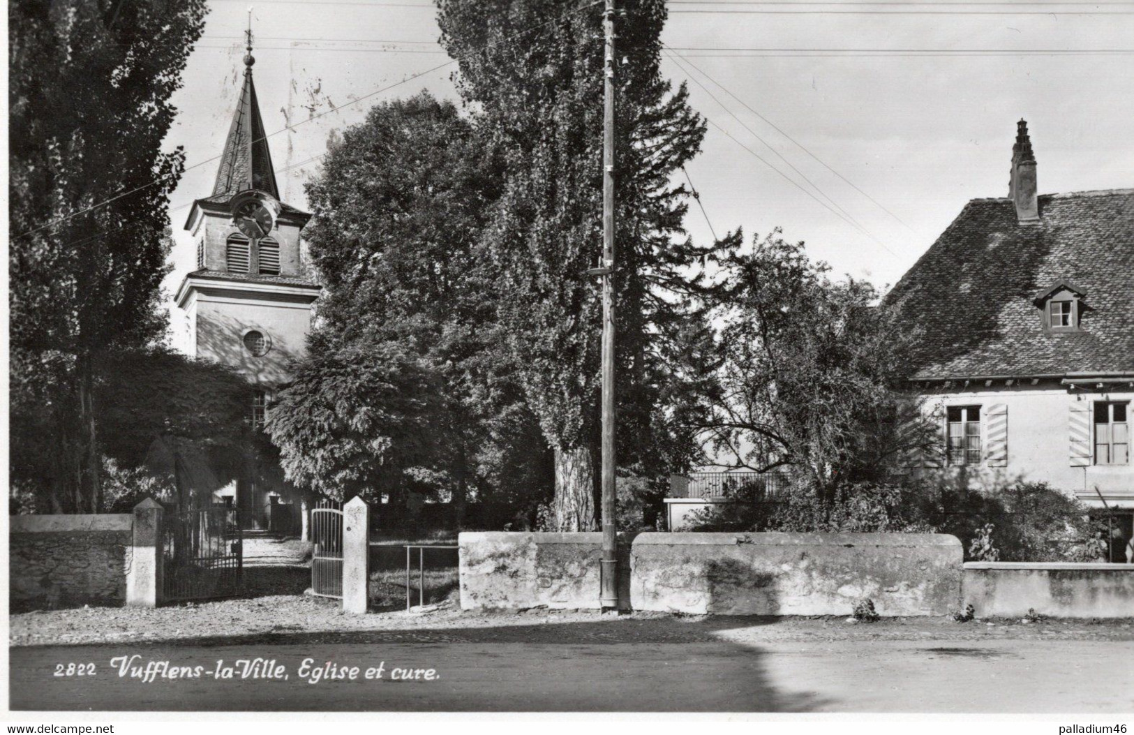 VAUD VUFFLENS LA VILLE EGLISE ET CURE - Edit Piquerez No 2822 - Voyagé Le 14.07.1952 - Vufflens-la-Ville