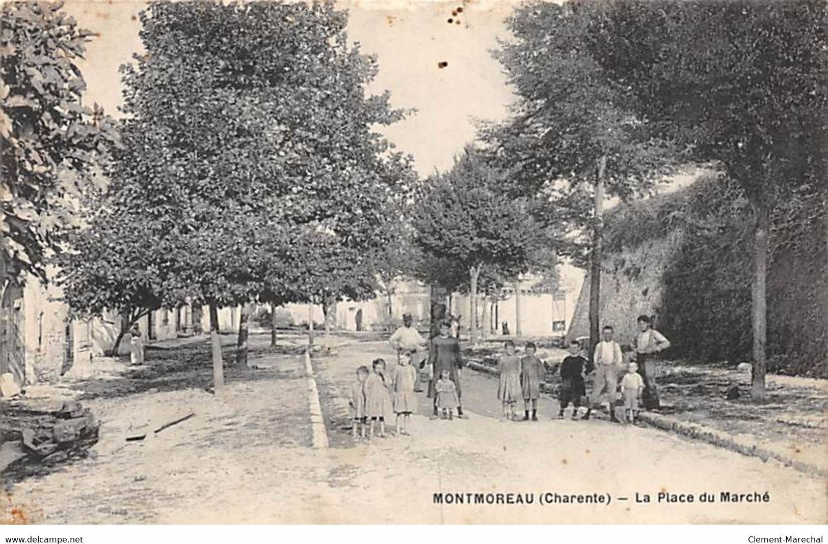 MONTMOREAU - La Place Du Marché - Très Bon état - Altri & Non Classificati