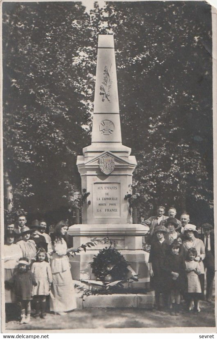 La TRIMOUILLE. -  Carte-Photo D'une Cérémonie Au Monument Aux Morts. Carte Très RARE - La Trimouille