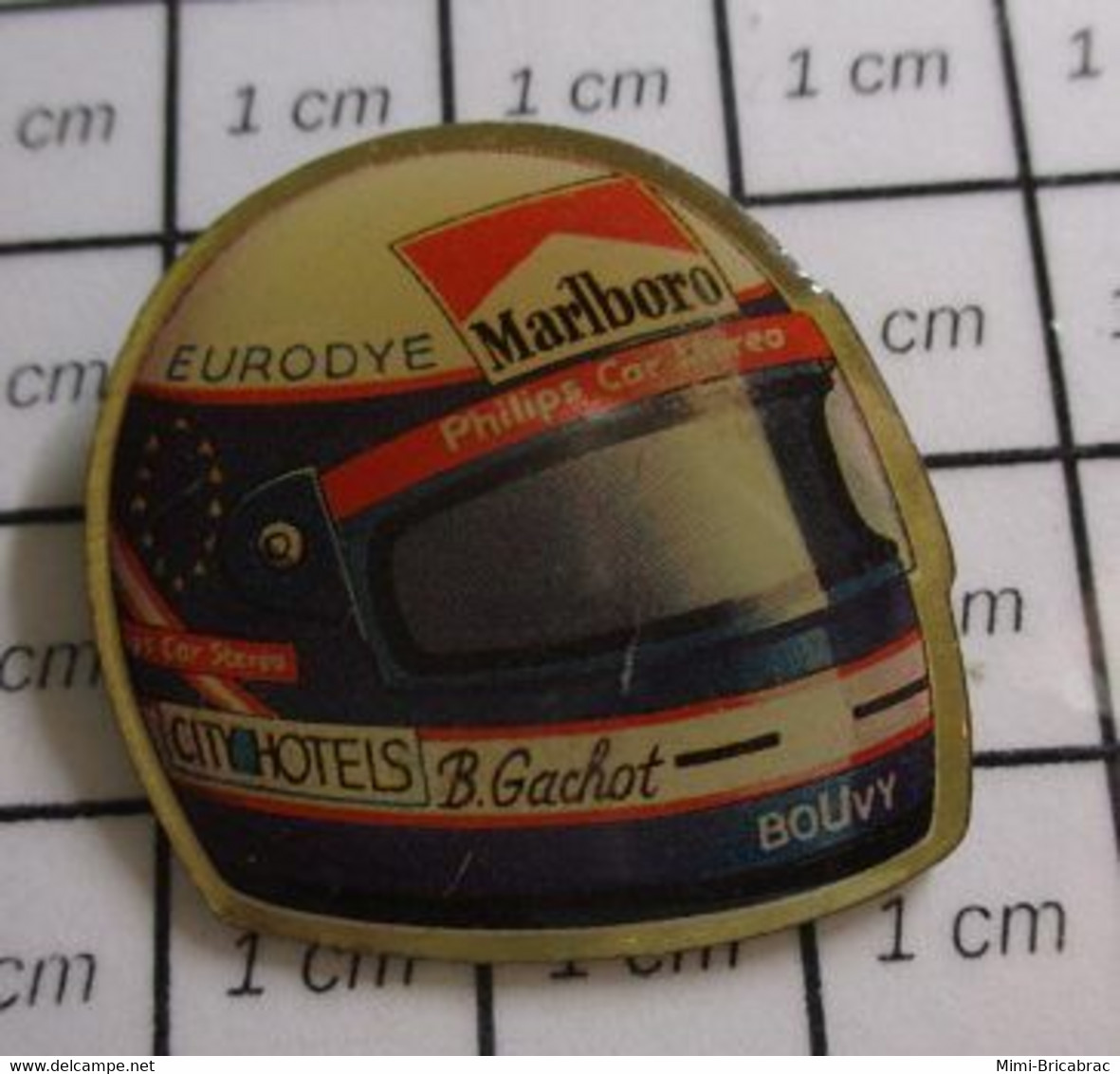 1718a Pin's Pins / Beau Et Rare / THEME : SPORTS / FORMULE 1 CASQUE DU PILOTE B "Buster" GACHOT - Automobilismo - F1