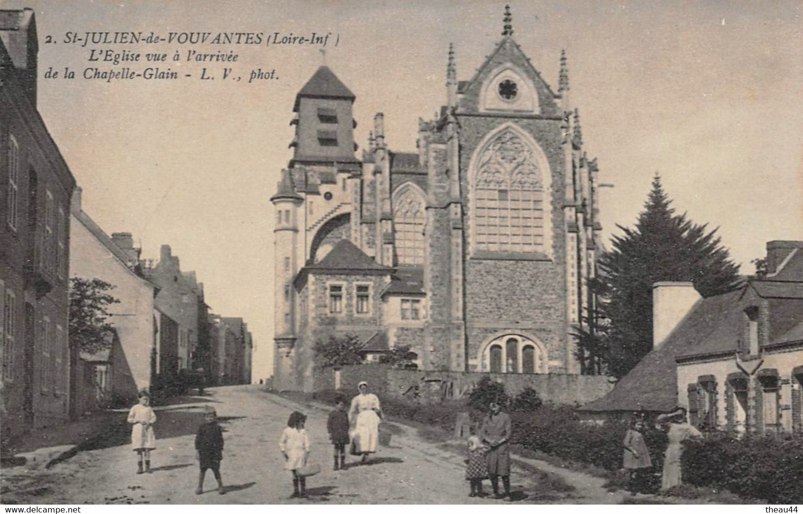 ¤¤  -  SAINT-JULIEN-de-VOUVANTES  -  L'Eglise Vue à L'Arrivée De La Chapelle-Glain   -  ¤¤ - Saint Julien De Vouvantes