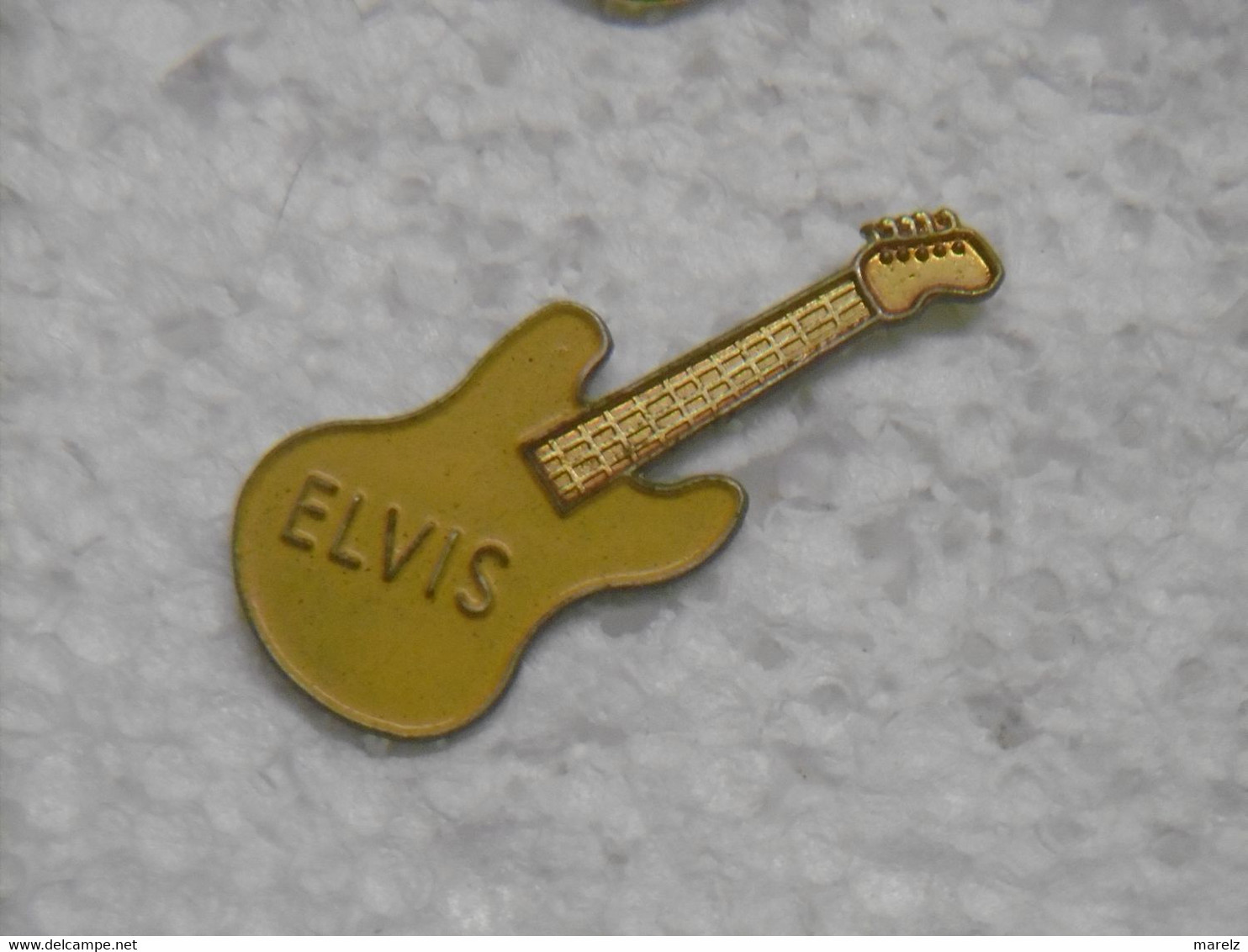 Pin's - Instrument De Musique GUITARE ELVIS - Pins Guitare Jaune Pin Music ELVIS - Musique