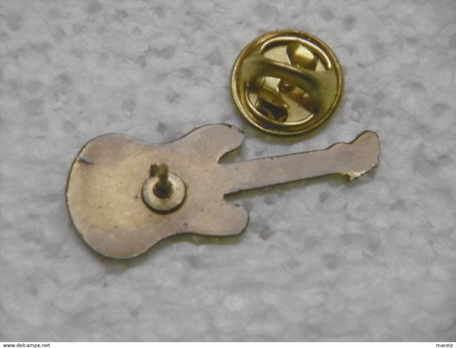 Pin's - Instrument De Musique GUITARE ELVIS - Pins Guitare Jaune Pin Music ELVIS - Musique