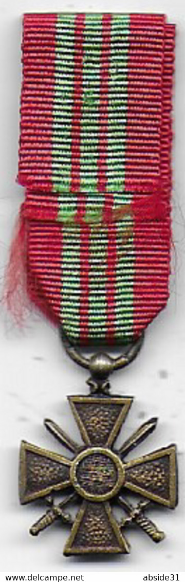 Croix De Guerre 39 - 45 En Réduction ( Sans Date Au Revers ) - France