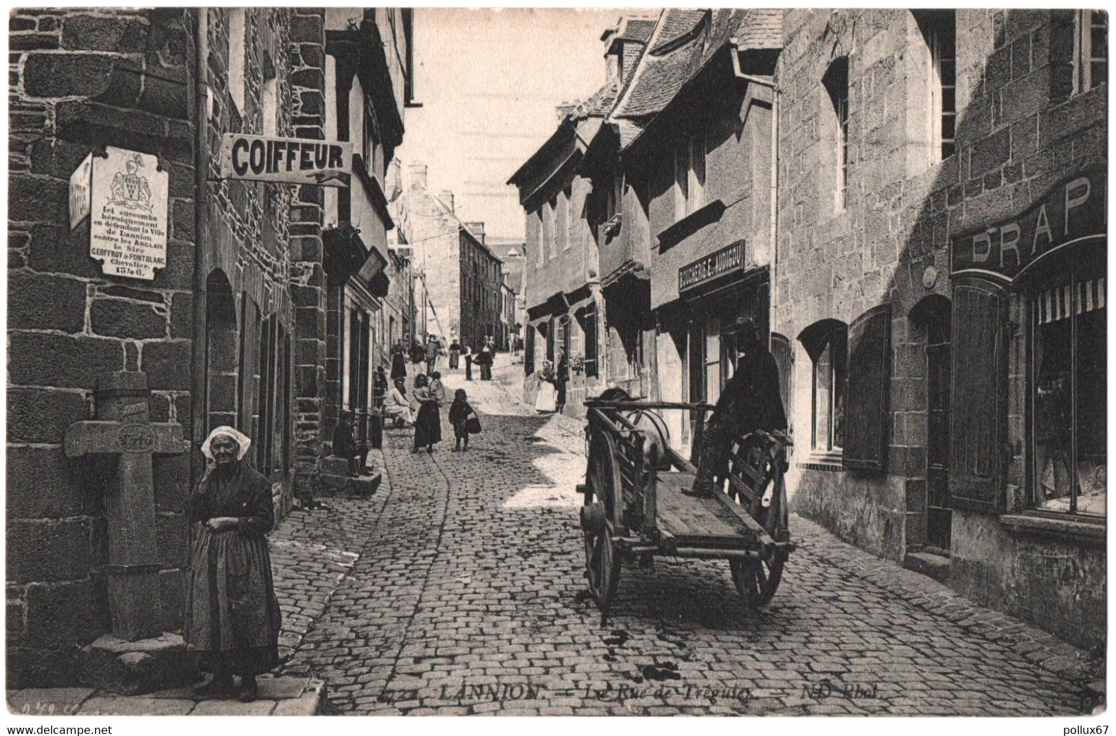 CPA DE LANNION  (CÔTES D'ARMOR)  LA RUE DE TREGUIER - Lannion