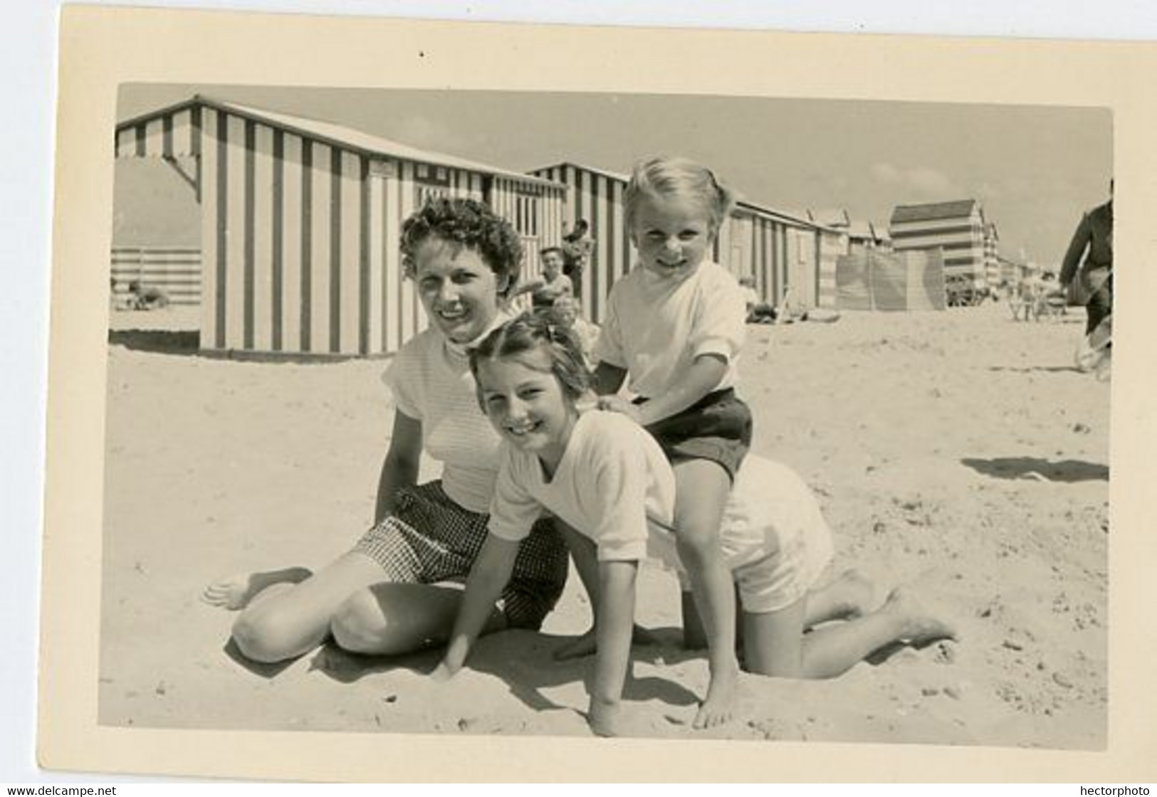 Snapshot Superbe Portrait Famille Fille Girl Enfant Kid Femme Woman Mère Plage Beach à Dada Jeu Playing Bon Temps Cuties - Anonieme Personen