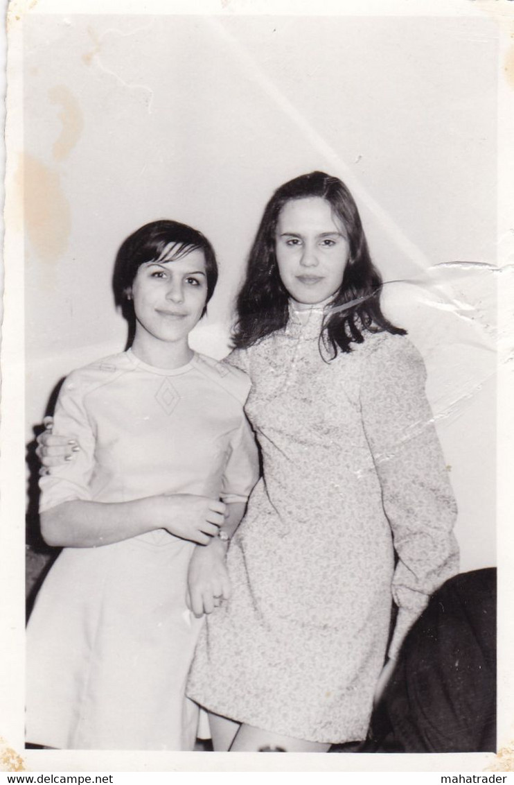 Old Real Original Photo - 2 Young Girls Posing - 1974 - Ca. 12.7x8.5 Cm - Anonyme Personen