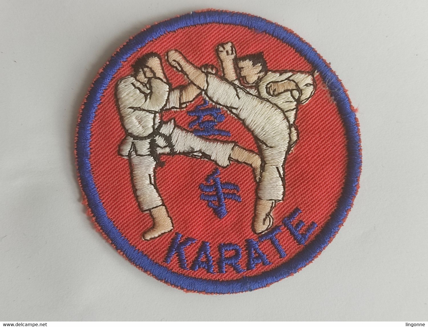 Ecusson TISSU ROND De KARATE D'ARTS MARTIAUX Année 70  Diamètre 7,5 Cm Env - Arti Martiali