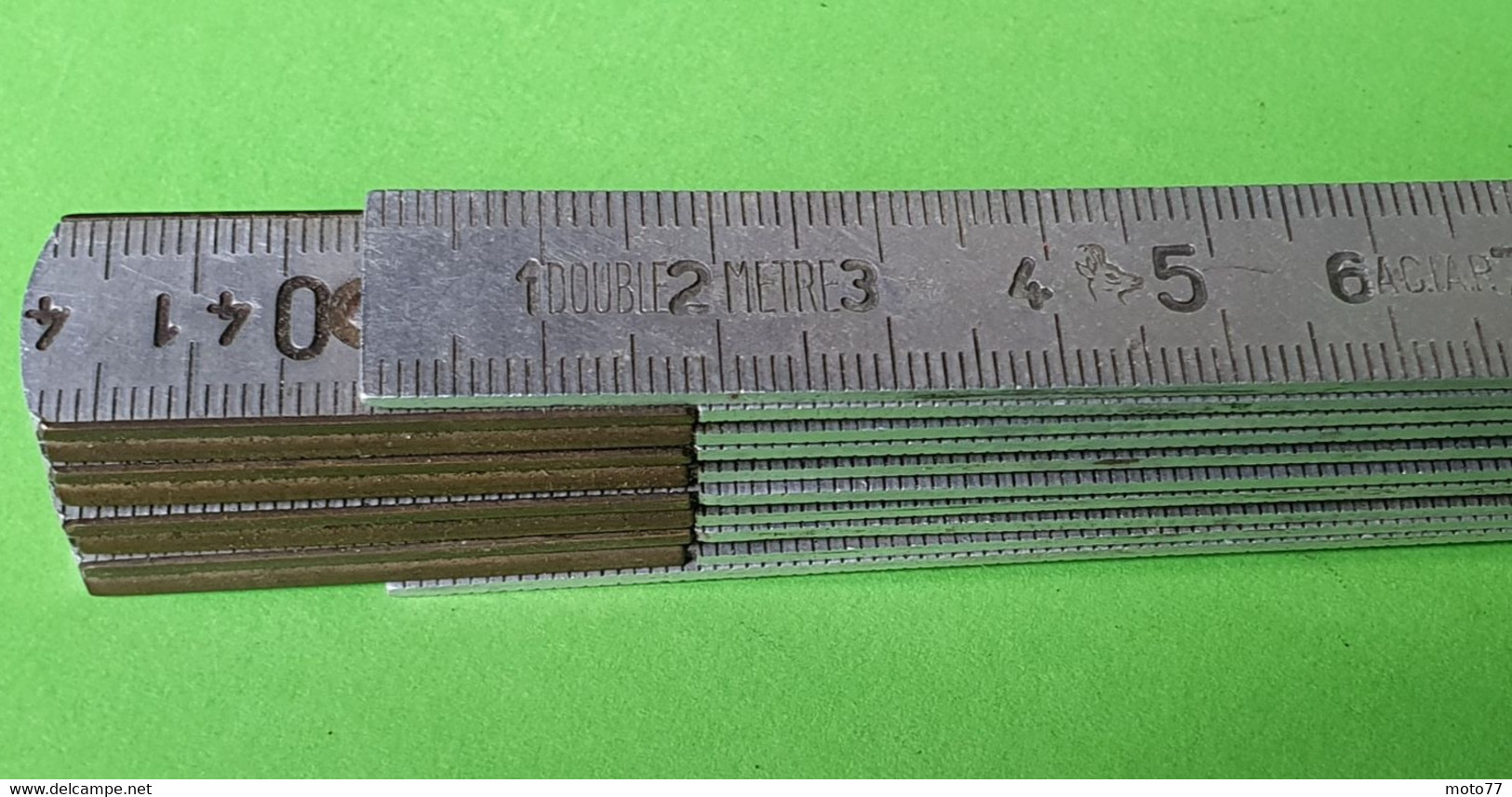 Ancien DOUBLE MÈTRE DÉPLIANT - ACIAP - Aluminium , laiton et axes acier - "laissé dans son jus" - - Vers 1940 1950