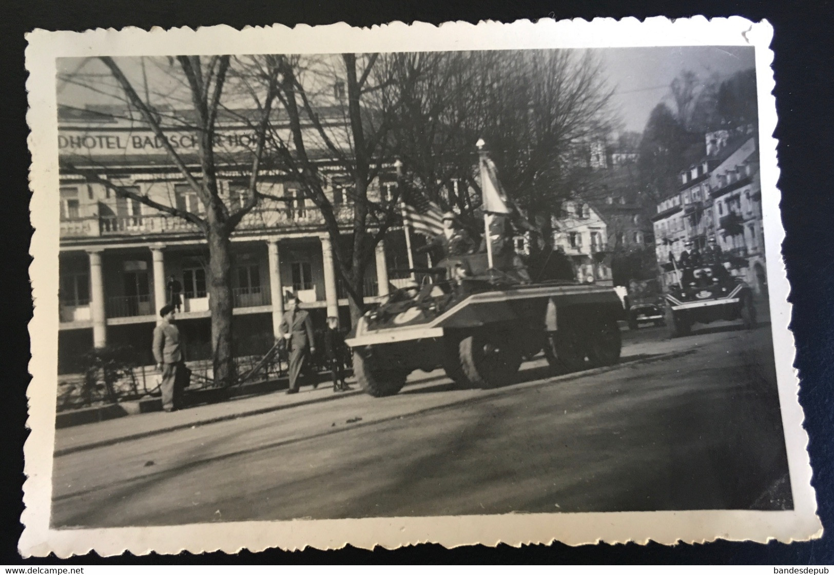 Archives Photo Jeune Militaire Voiture Blindée Occupation Allemagne Baden Baden Funérailles General Sevez - Guerra, Militares