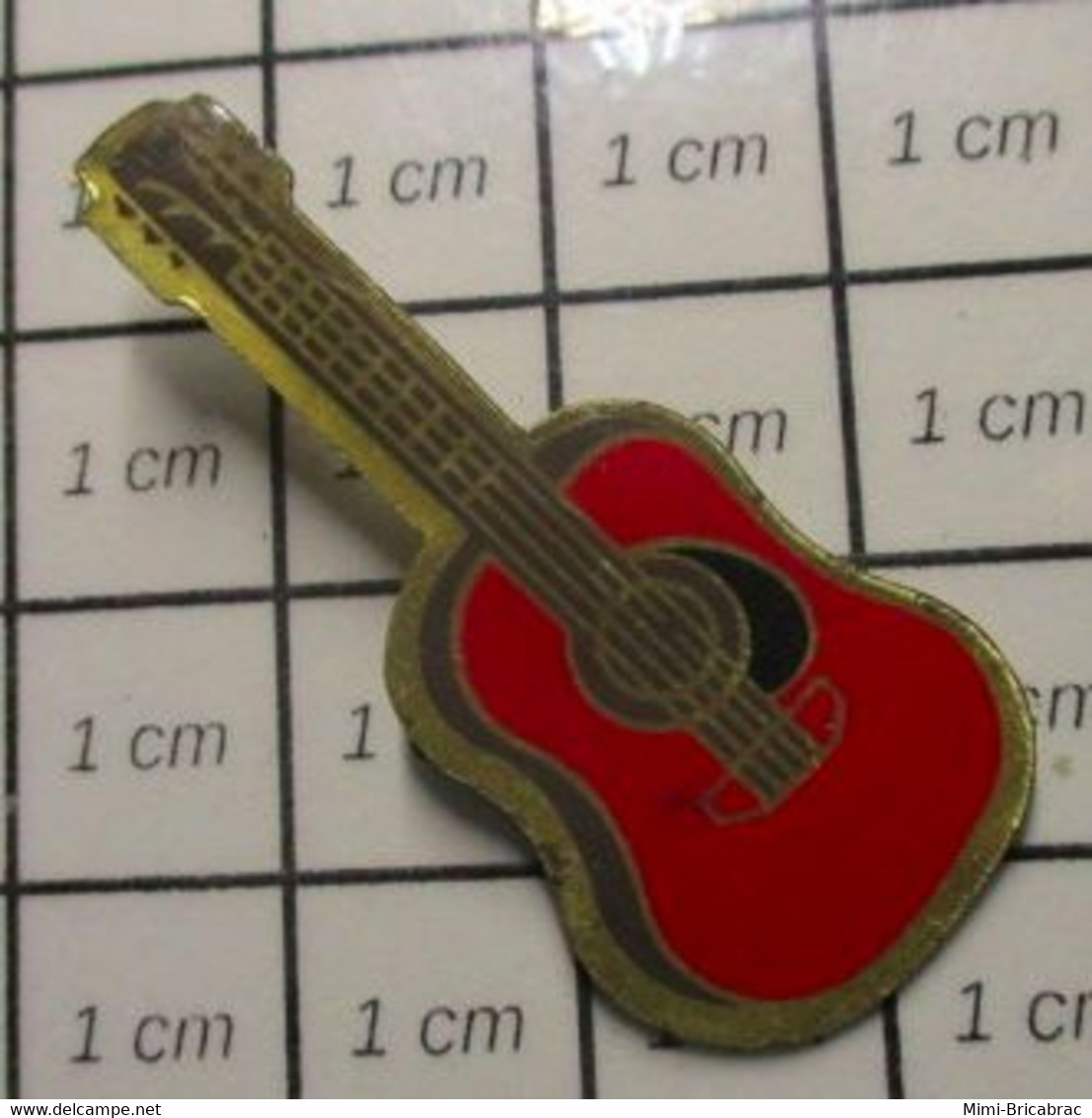 3419 Pin's Pins / Beau Et Rare / THEME : MUSIQUE / GUITARE SECHE ET ROUGE - Musique