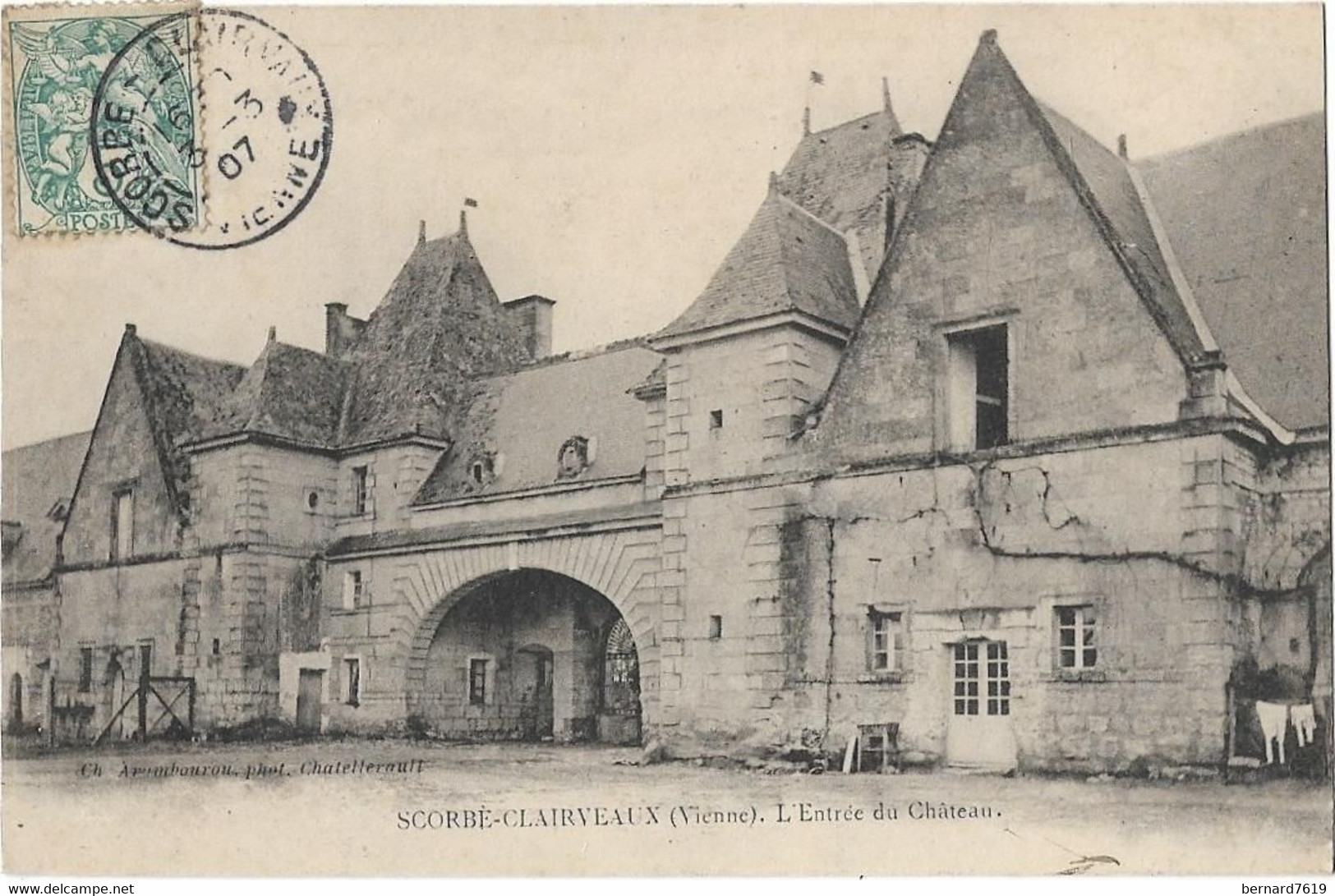 86   Scorbe  Clairveaux  - L'entree Du Chateau - Scorbe Clairvaux