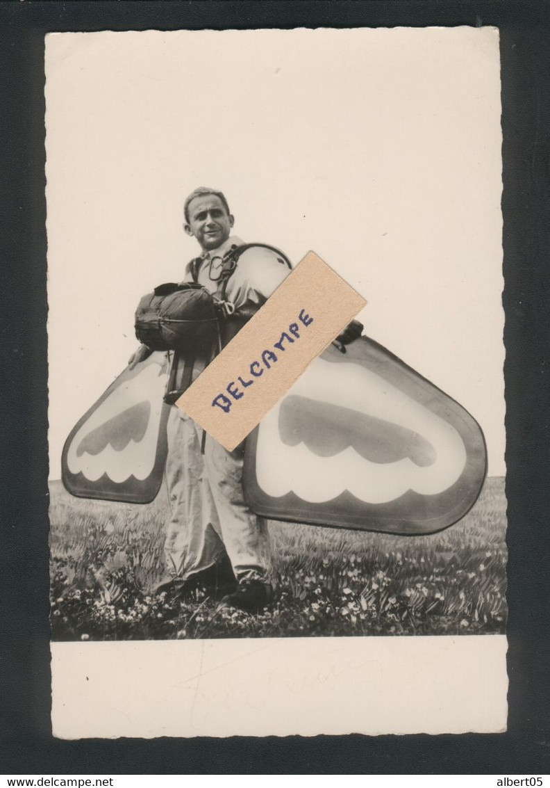 Valentin, L'homme Oiseau Avec Ses Ailes En Bois - Parachutting