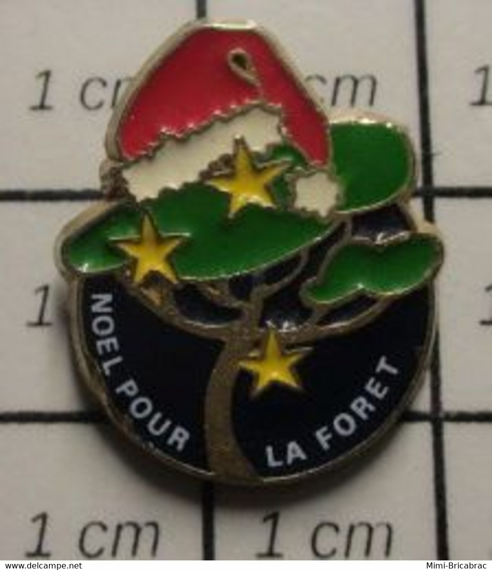 712b Pin's Pins / Beau Et Rare / THEME : NOEL / ARBRE AVEC UN BONNET DE PERE NOEL NOEL POUR LA FORET - Kerstmis