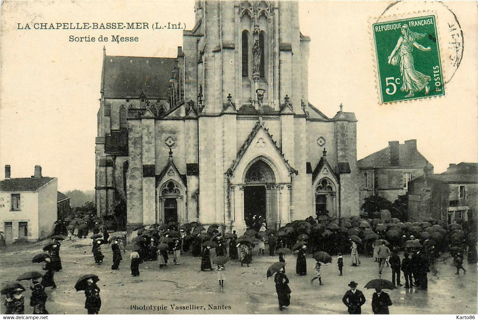 La Chapelle Basse Mer * Place De L'église * La Sortie De La Messe - La Chapelle Basse-Mer