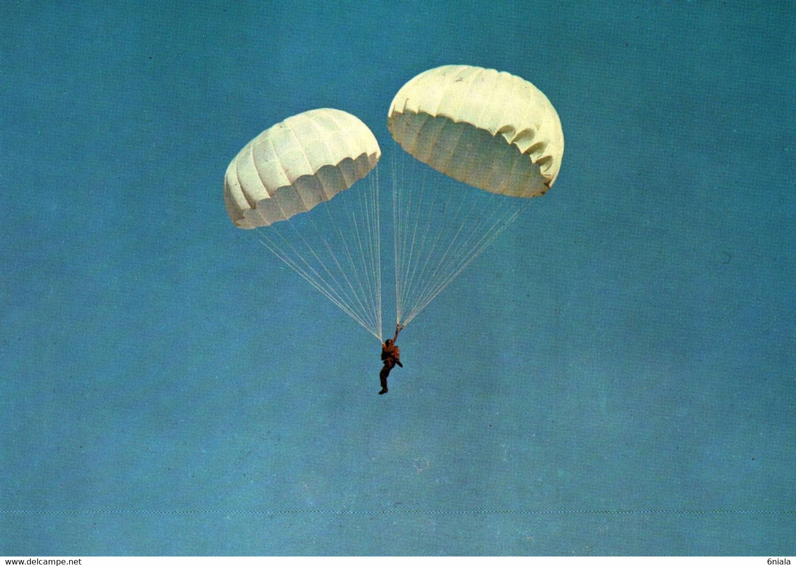 10125   PARACHUTISME La Descente En Parachute Ouverture Du Ventral   (recto-verso) Avion  Armée Française Militaria - Parachutespringen