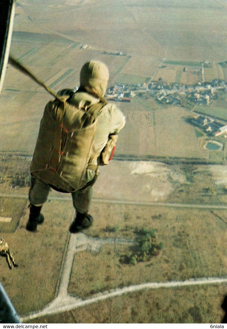10126   PARACHUTISME  Parachute La Sortie    (recto-verso) Avion  Armée Française Militaria - Parachutting