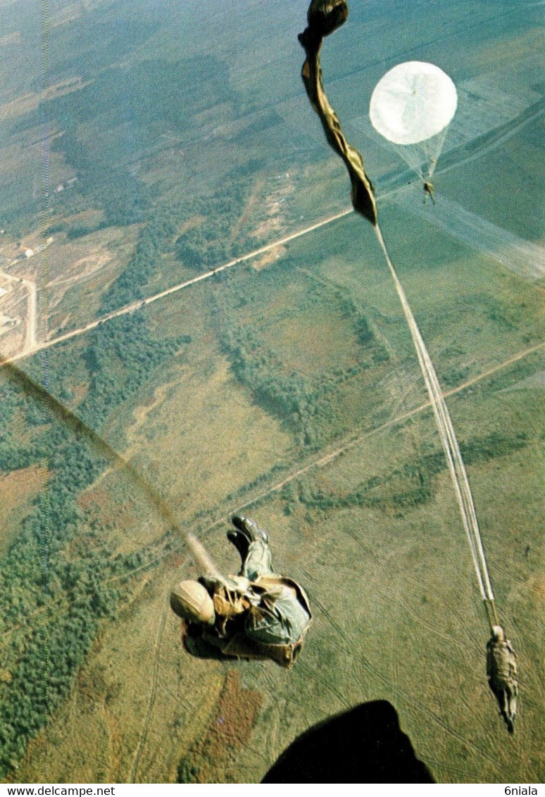 10128   PARACHUTISME  Parachute Saut  Largage    (recto-verso) Avion  Armée Française Militaria - Paracaidismo