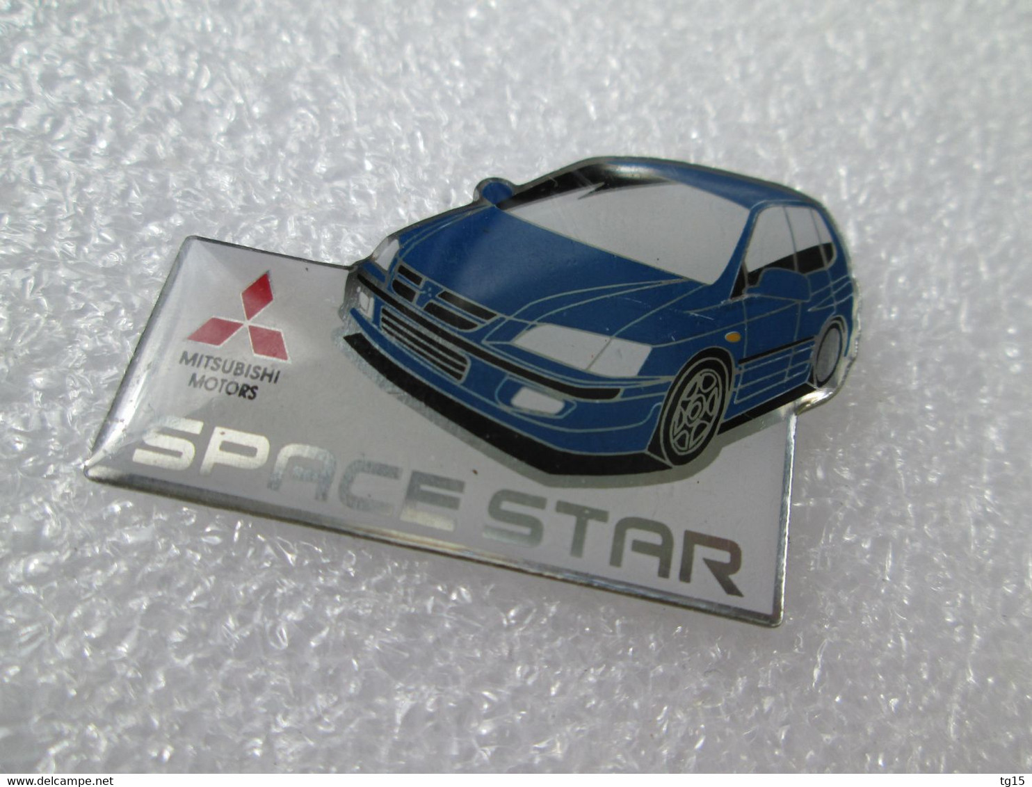 PIN'S    MITSUBISHI   SPACE STAR - Mitsubishi