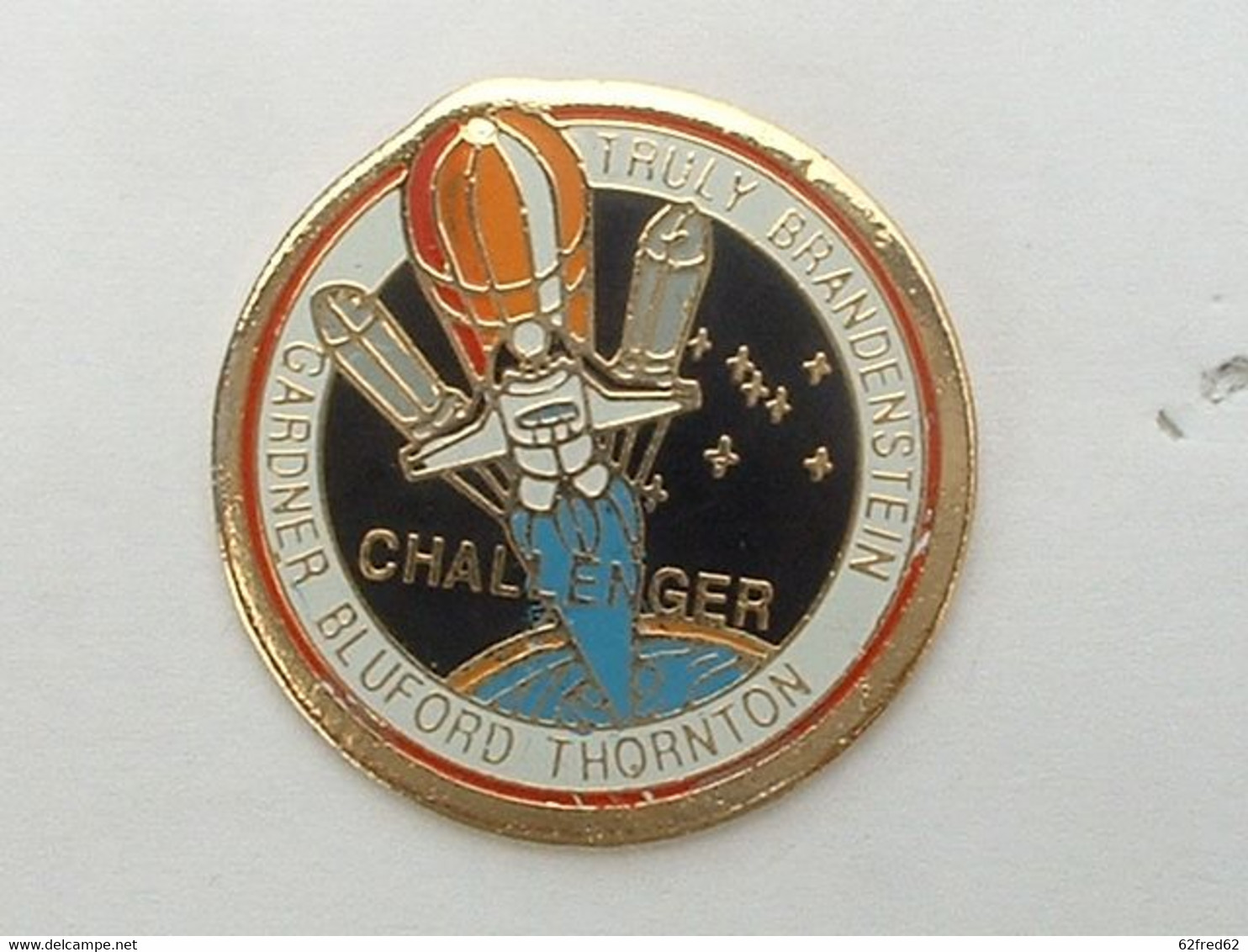 Pin's NAVETTE AMERICAINE  - CHALLENGER - SIGNE S8 - Space
