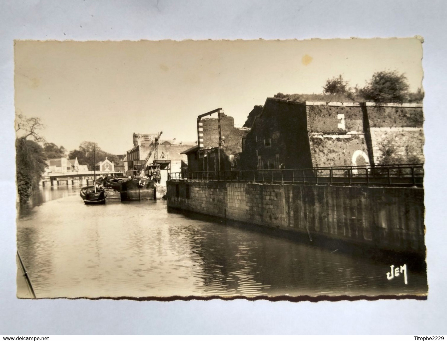 59 - MAUBEUGE - Les Rives De La Sambre (grue Chargeant Une Péniche:  "l'Oeuf + L'Antrim") - Maubeuge