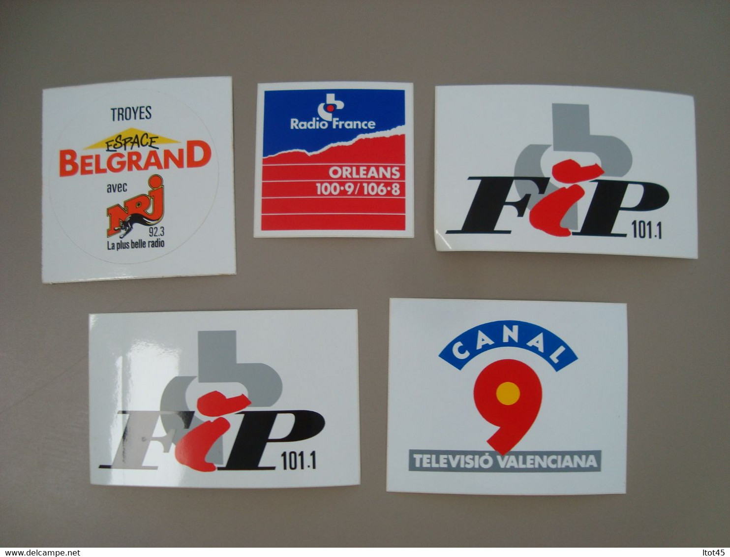 LOT DE 5 AUTOCOLLANTS RADIO NRJ FRANCE FIP AUDIOVISUEL CANAL 9 TELEVISIO VALENCIANA - Stickers