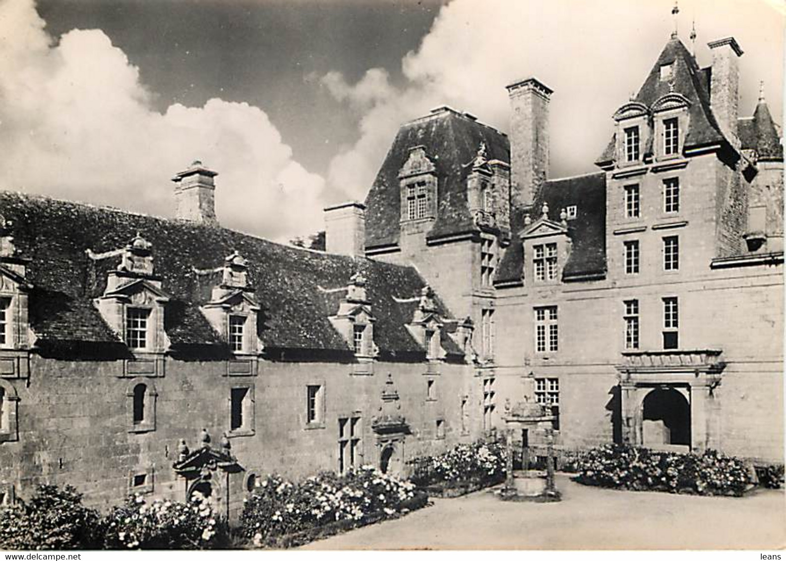SAINT VOUGAY - Le Château De Kerjean - La Cour - Saint-Vougay