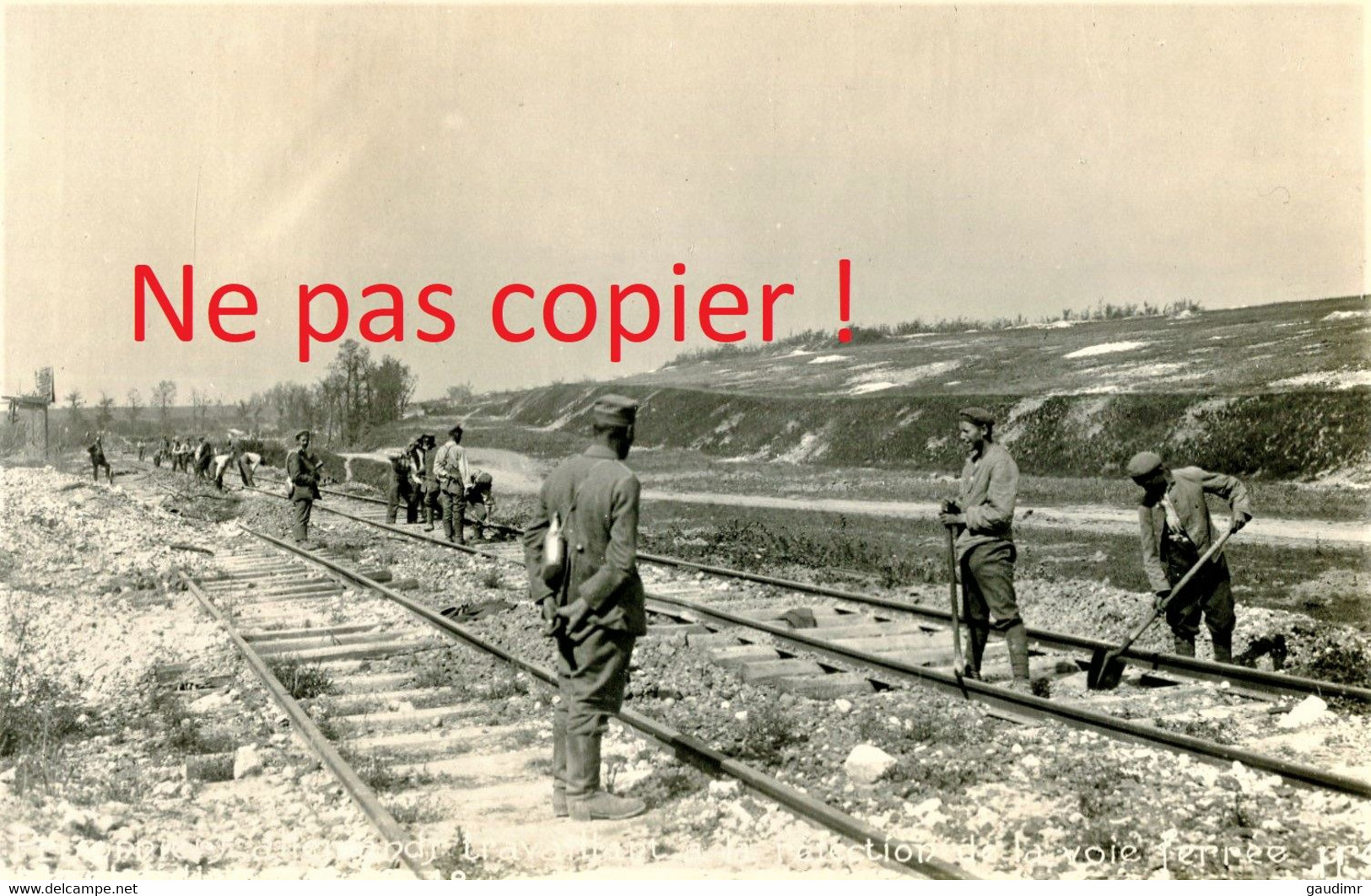 PHOTO FRANCAISE - PRISONNIERS ALLEMANDS REPARANT UNE VOIE FERREE A MONTDIDIER EN AOUT 1918 SOMME - GUERRE 1914 1918 - 1914-18