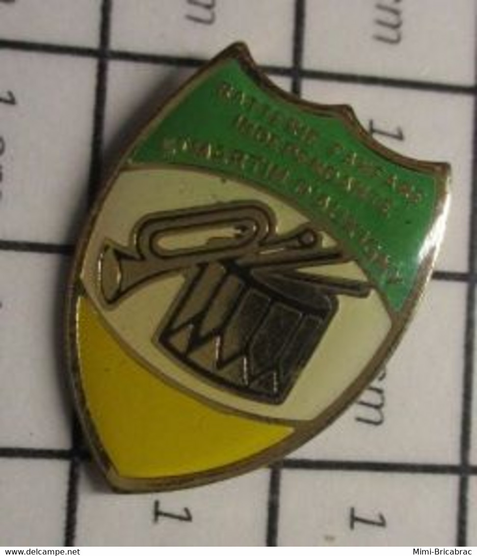 613f Pin's Pins / Beau Et Rare / THEME : MUSIQUE / BATTERIE FANFARE TAMBOUR ET TROMPETTE  ST MARTIN D'AUBIGNY MANCHE - Musique