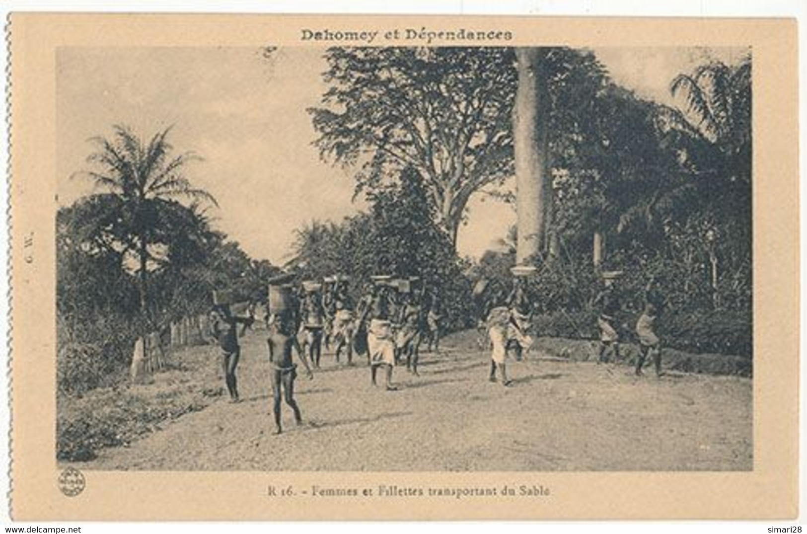 DAHOMEY ET DEPENDANCES - N°16 - FEMMES ET FILLETTES TRANSPORTANT DU SABLE (CP DE CARNET) - Dahomey