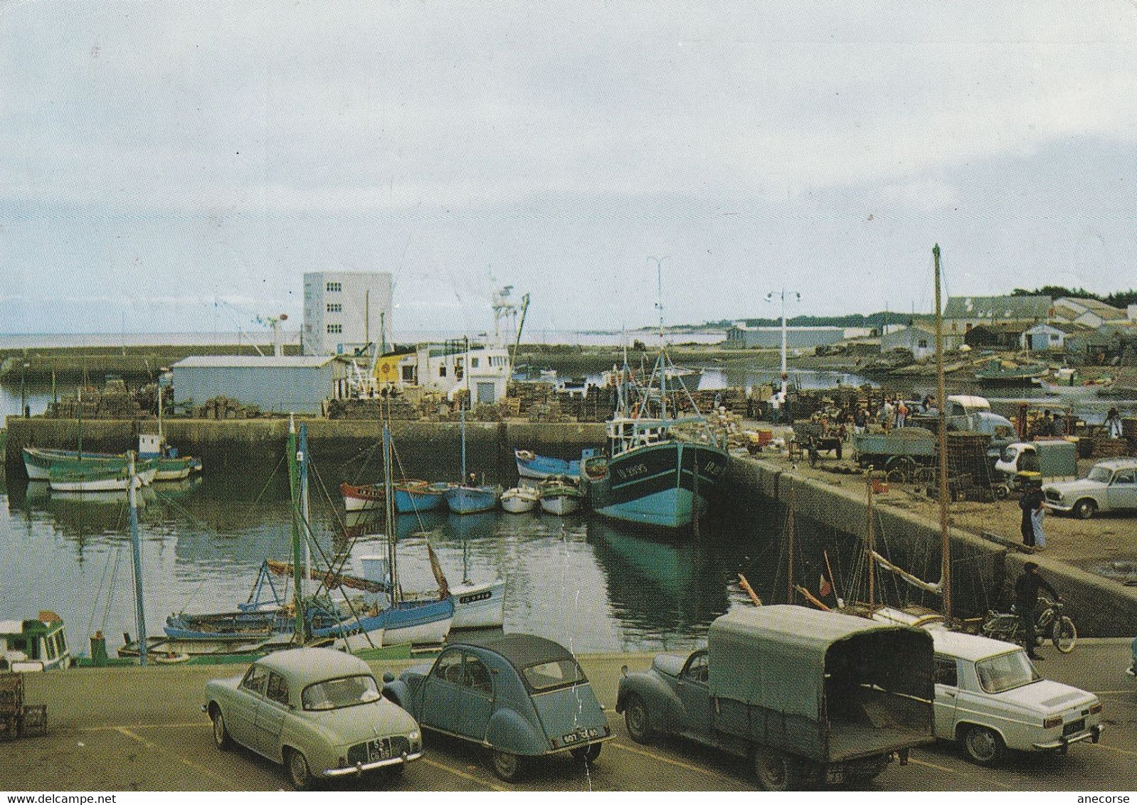 Cpsm L'Ile D 'Yeu ( Port Joinville.Quai Joseph Martin ( Animation Voitures Bateaux ) - Ile D'Yeu