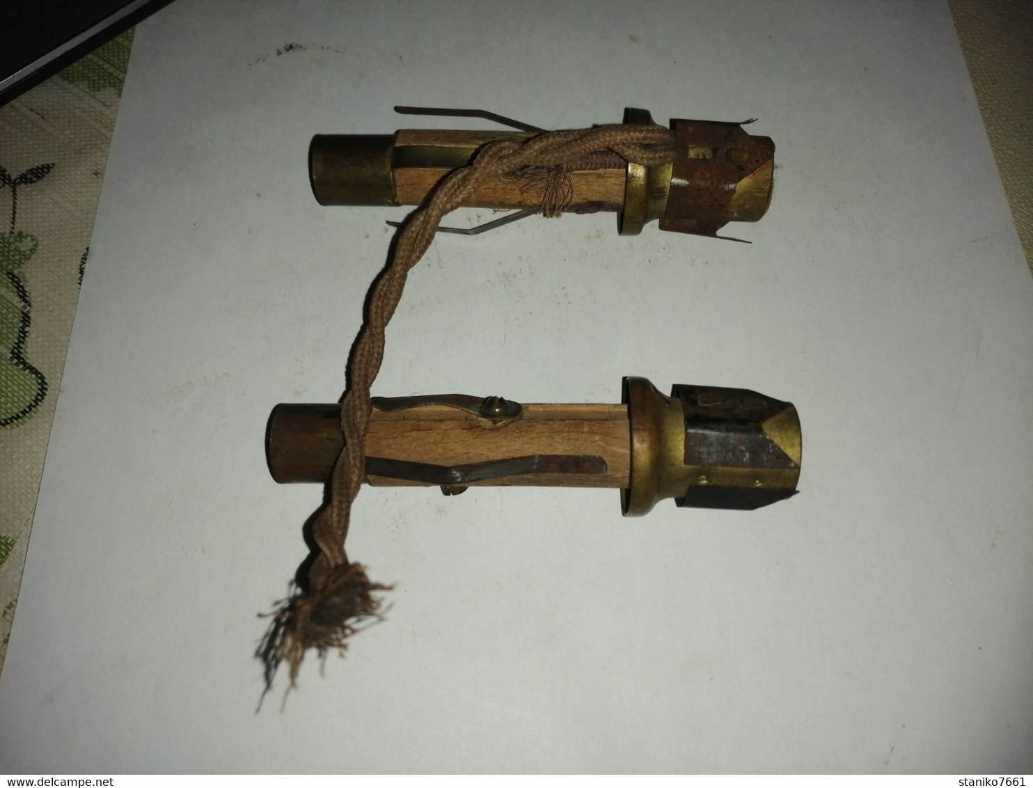 DEUX ANCIENNES DOUILLES EN BOIS ET LAITON POUR ELECTRISATION DE BOUGEOIR OU CHANDELIER CULOT E14 - Luminarie E Lampadari