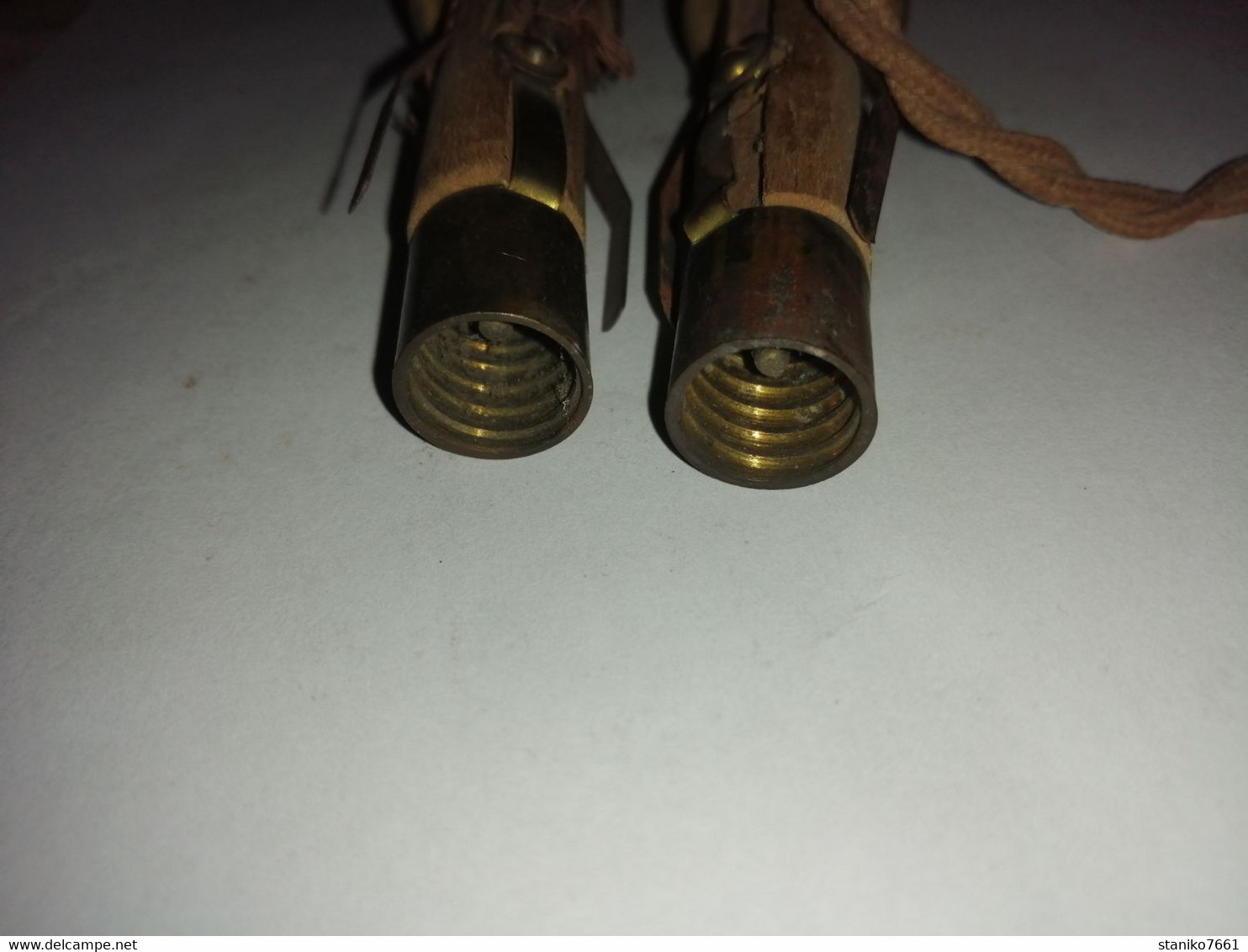 DEUX ANCIENNES DOUILLES EN BOIS ET LAITON POUR ELECTRISATION DE BOUGEOIR OU CHANDELIER CULOT E14 - Luminaires & Lustres