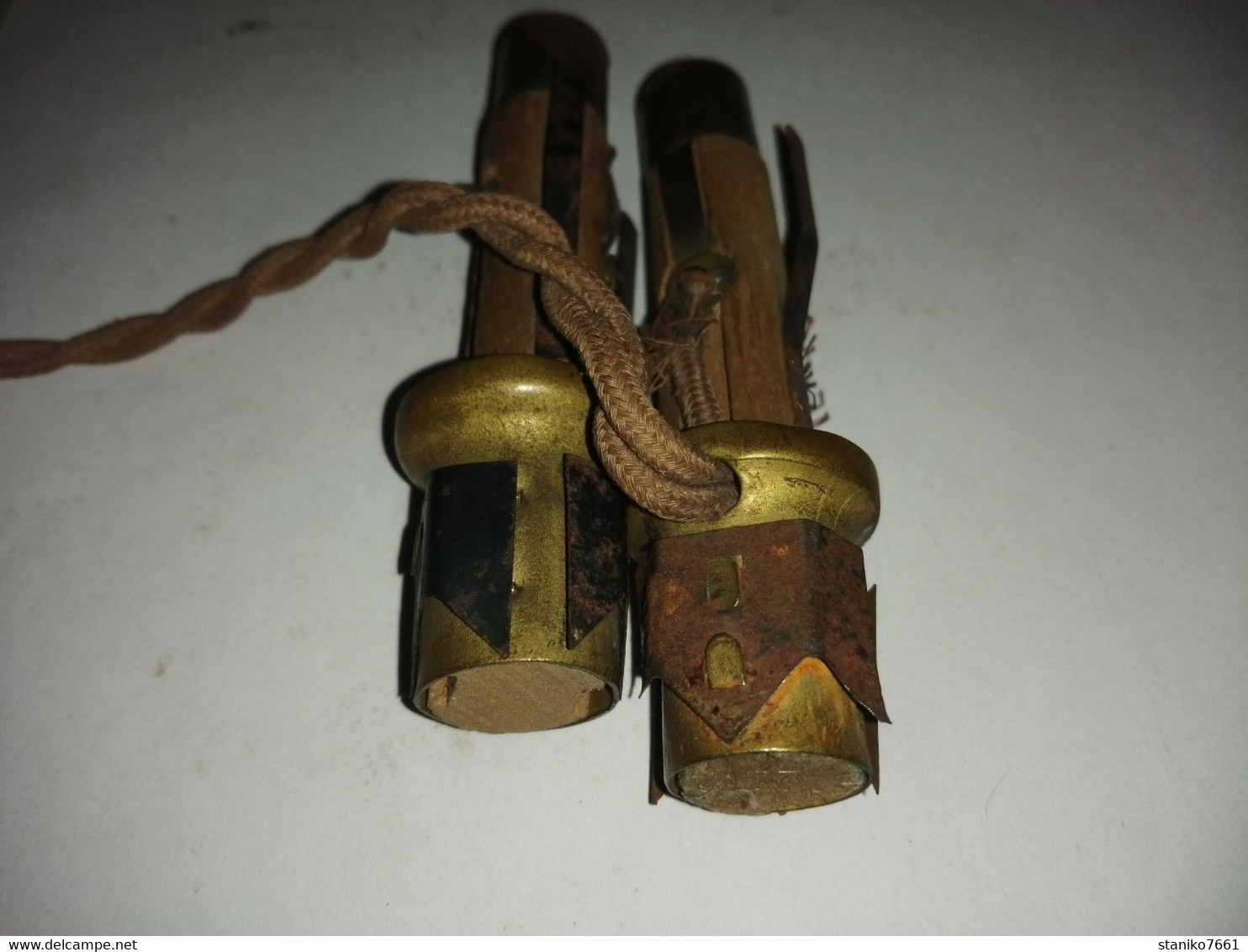 DEUX ANCIENNES DOUILLES EN BOIS ET LAITON POUR ELECTRISATION DE BOUGEOIR OU CHANDELIER CULOT E14 - Luminaires & Lustres