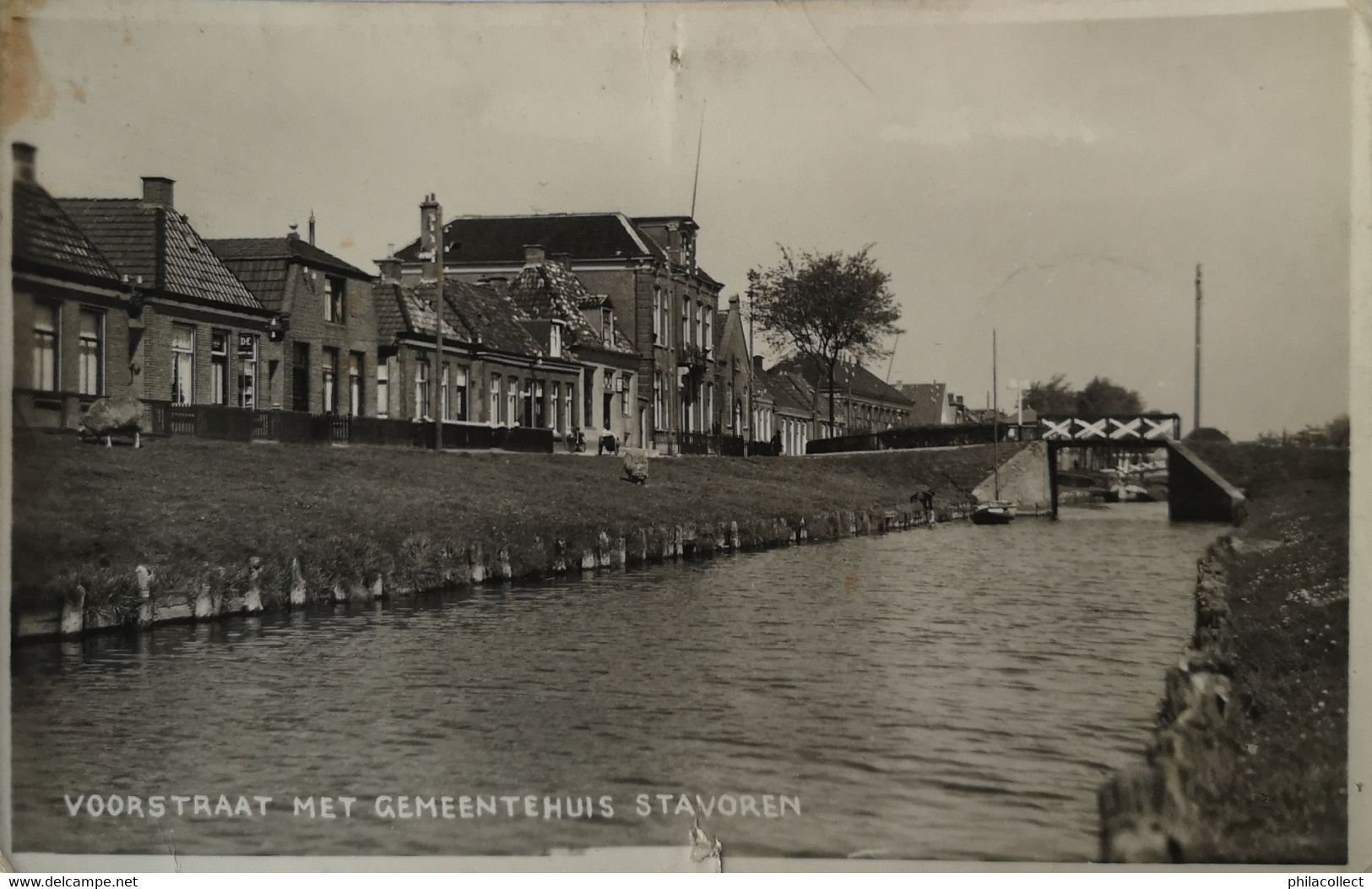 Stavoren (Frl.) FOTOKAART // Voorstraat Met Gemeentehuis 1939 Vlek En Gaatje - Stavoren