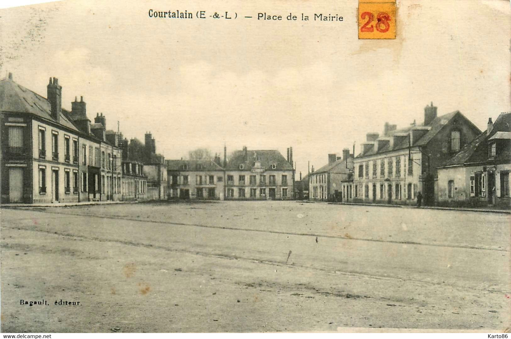 Courtalain * La Place De La Mairie - Courtalain