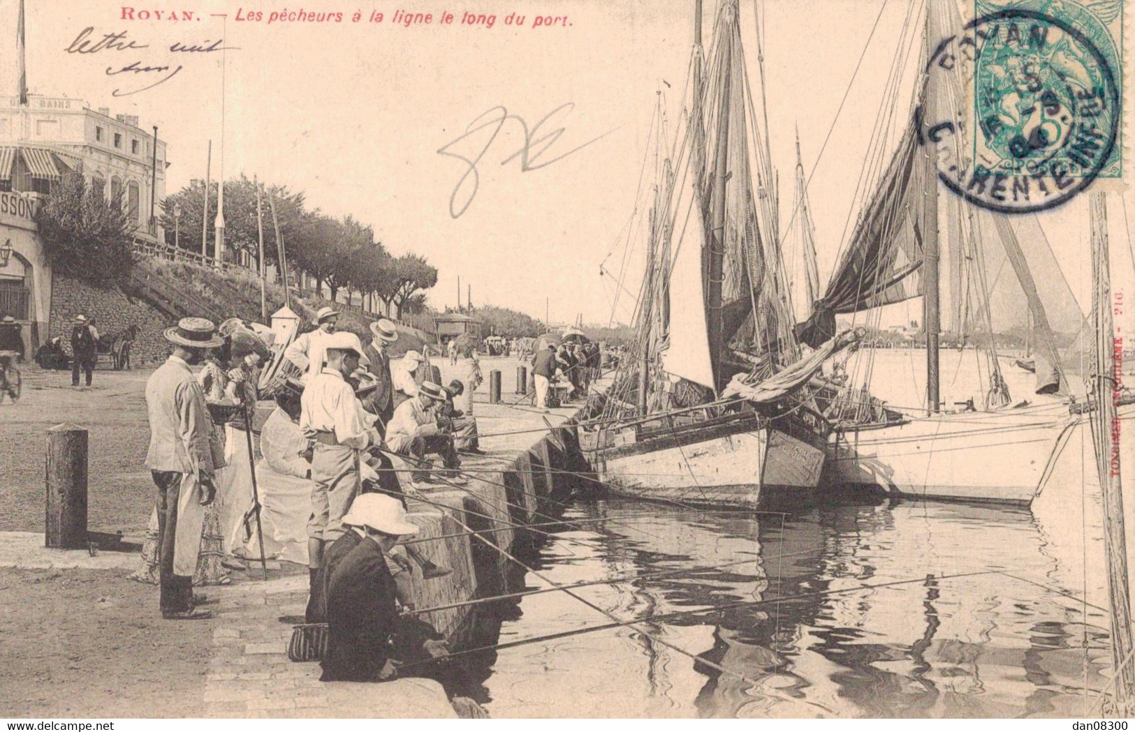 17 ROYAN LES PECHEURS A LA LIGNE LE LONG DU PORT - Royan