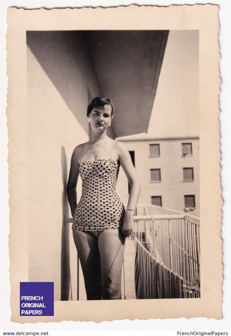 Alassio - Jolie Photo 1955 - 6,5x9,5cm Jeune Femme Maillot De Bain Pin-up Bikini Sexy Woman épaule Nue Snapshot A72-93 - Pin-up