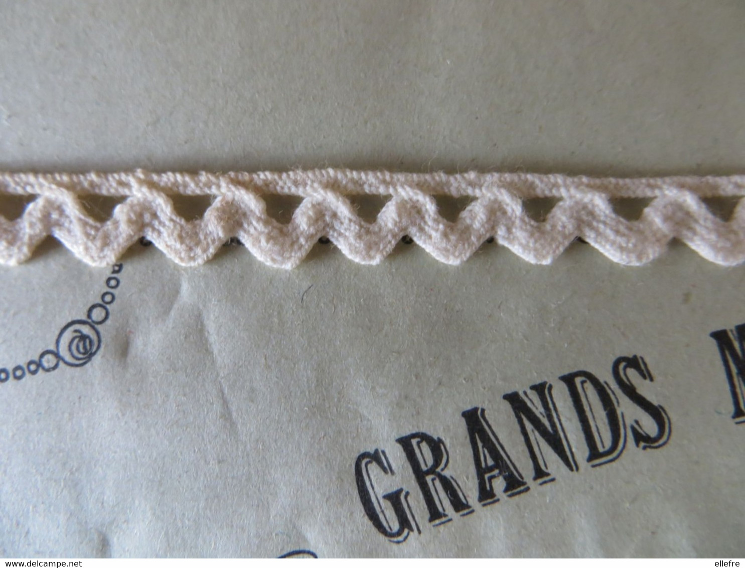 Grands Magasins De La Samaritaine  Bordure Piqué De Coton Complet  Emballage D'origine Comptoir Des Ouvrages De Dames - Spitzen Und Stoffe
