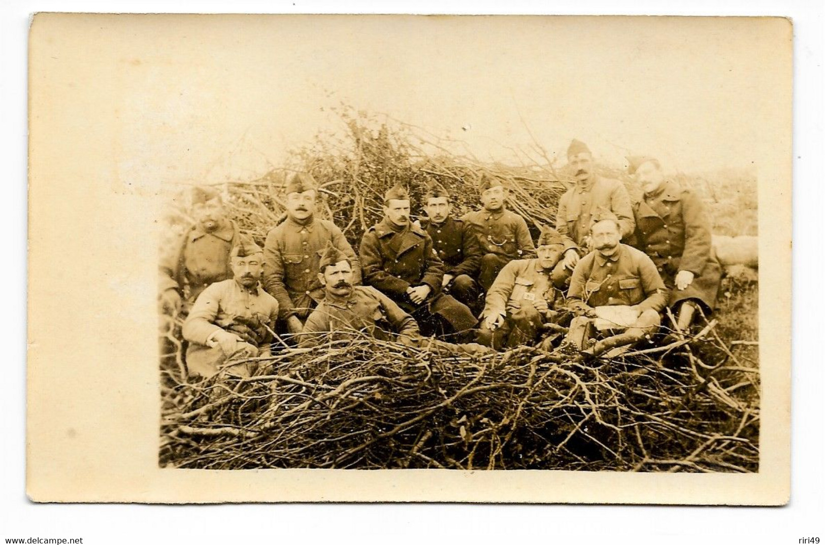 CPA, Groupe MILITAIRE, Poilus, En Pause Dos Divisé Et Vierge - Personnages